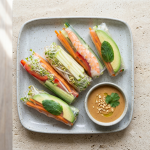 Rollitos de primavera con salsa de cacahuete